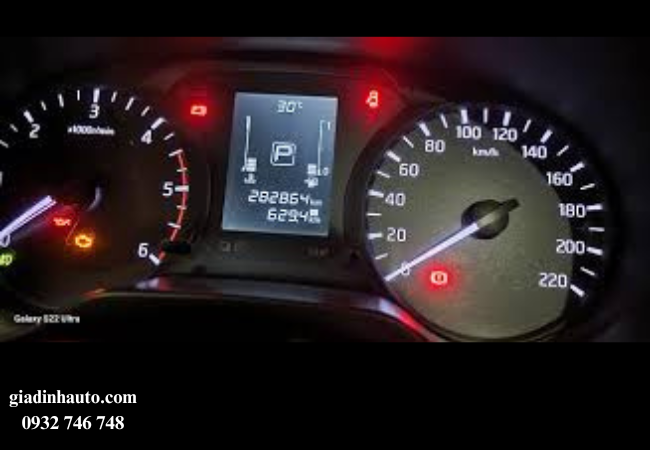 Đèn cảnh báo ắc quy sáng lên trên bảng đồng hồ cần sửa chữa và thay thế ngay Đèn cảnh báo ắc quy sáng lên trên bảng đồng hồ cần sửa chữa và thay thế ngay