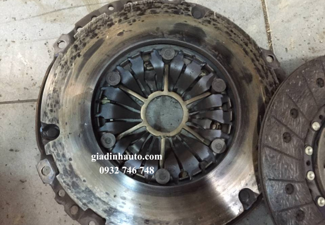 bộ phân ly hợp côn như đĩa côn, bàn ép bị mòn cũng ảnh hưởng đến bánh đà bộ phân ly hợp côn như đĩa côn, bàn ép bị mòn cũng ảnh hưởng đến bánh đà
