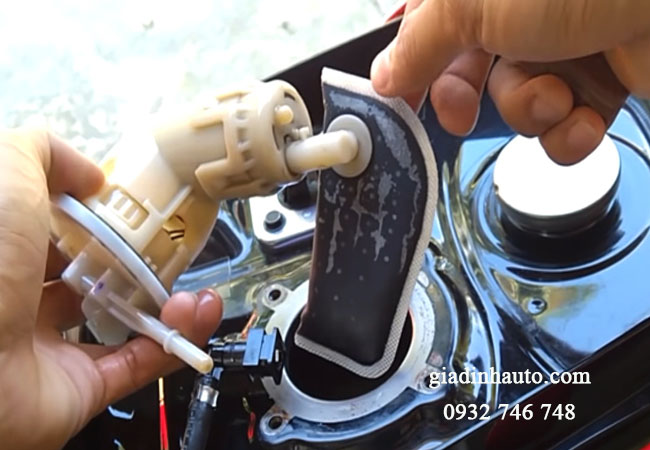 kiểm tra tình trạng lọc xăng trên bơm xăng ô tô kiểm tra tình trạng lọc xăng trên bơm xăng ô tô