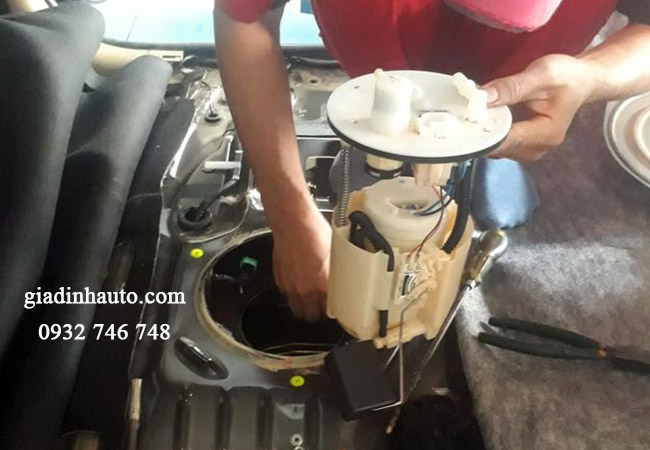 xác định vị trí bơm xăng trước khi tiến hành thay bơm xăng mới cho xe xác định vị trí bơm xăng trước khi tiến hành thay bơm xăng mới cho xe