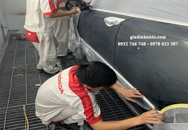 dùng băng keo che phủ khu vực không cần sơn dặm dùng băng keo che phủ khu vực không cần sơn dặm