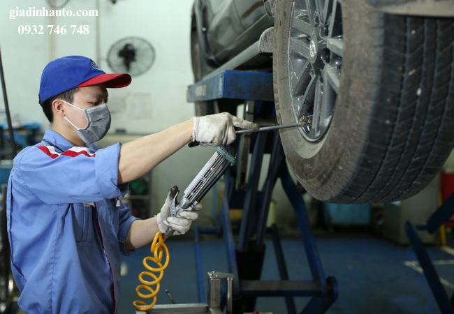 Kiểm tra và thay lốp định kỳ giúp đảm bảo tính ổn định và hiệu suất khi lái xe. Kiểm tra và thay lốp định kỳ giúp đảm bảo tính ổn định và hiệu suất khi lái xe.