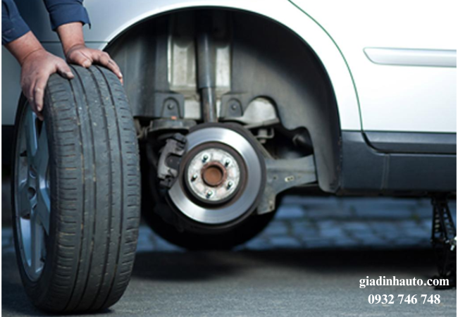 Nếu phát hiện phanh hoạt động không hiệu quả hoặc lốp mòn, cần thay mới để tránh nguy cơ tai nạn Nếu phát hiện phanh hoạt động không hiệu quả hoặc lốp mòn, cần thay mới để tránh nguy cơ tai nạn