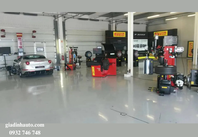 Các gara bảo dưỡng ô tô có sử dụng thiết bị máy móc tiên tiến sẽ giảm thiểu sai sót và tiết kiệm thời gian Các gara bảo dưỡng ô tô có sử dụng thiết bị máy móc tiên tiến sẽ giảm thiểu sai sót và tiết kiệm thời gian