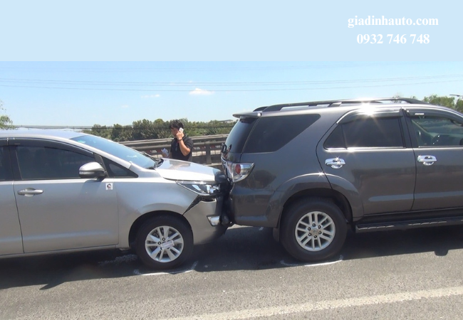 Khi hệ thống lái gặp vấn đề, việc điều khiển xe trở nên khó khăn và có thể làm tăng nguy cơ tai nạn Khi hệ thống lái gặp vấn đề, việc điều khiển xe trở nên khó khăn và có thể làm tăng nguy cơ tai nạn