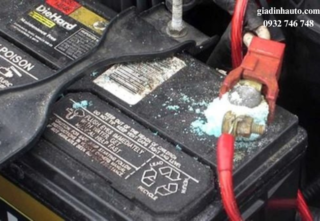 Ắc quy yếu hoặc hỏng là nguyên nhân khiến động cơ không khởi động được Ắc quy yếu hoặc hỏng là nguyên nhân khiến động cơ không khởi động được