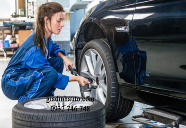 thay lốp mơi sngay cho xe ô tô khi lốp xe bị mòn thay lốp mơi sngay cho xe ô tô khi lốp xe bị mòn