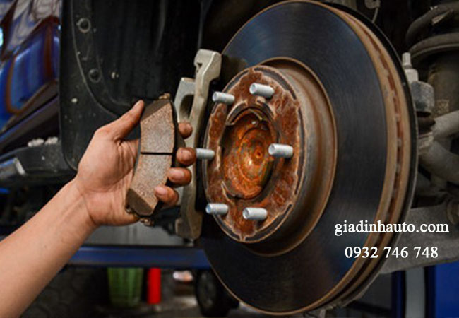kiểm tra hệ thống phanh thường xuyên trên xe để đi an toàn kiểm tra hệ thống phanh thường xuyên trên xe để đi an toàn