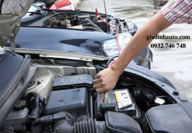 Khi ắc quy hết điện, dây câu sẽ phát huy tác dụng nếu có xe khác hỗ trợ Khi ắc quy hết điện, dây câu sẽ phát huy tác dụng nếu có xe khác hỗ trợ