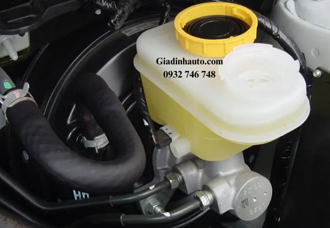 Dầu phanh đóng vai trò truyền lực từ bàn đạp phanh tới các bộ phận phanh bánh xe Dầu phanh đóng vai trò truyền lực từ bàn đạp phanh tới các bộ phận phanh bánh xe