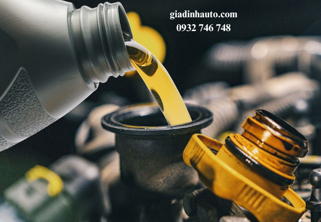 Dầu nhớt đóng vai trò quan trọng trong việc bôi trơn các bộ phận chuyển động của động cơ Dầu nhớt đóng vai trò quan trọng trong việc bôi trơn các bộ phận chuyển động của động cơ