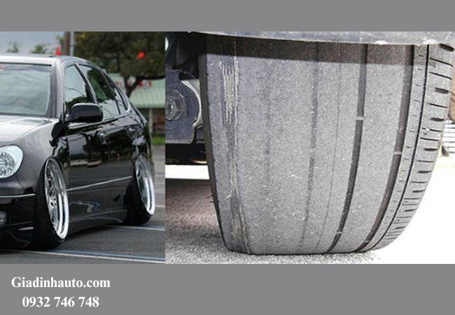 Cao su trong lốp dần mất đi độ đàn hồi, xuất hiện các vết nứt nhỏ, giảm khả năng bám đường Cao su trong lốp dần mất đi độ đàn hồi, xuất hiện các vết nứt nhỏ, giảm khả năng bám đường