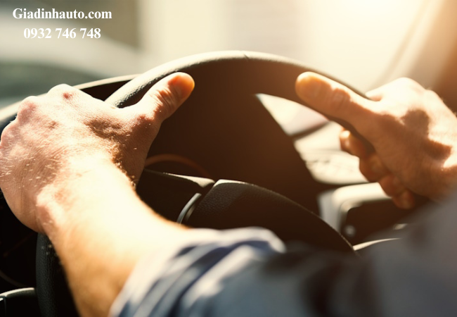 Xe có hiện tượng lệch sang một bên khi buông tay lái → có thể do lốp mòn lệch hoặc áp suất không đều Xe có hiện tượng lệch sang một bên khi buông tay lái → có thể do lốp mòn lệch hoặc áp suất không đều