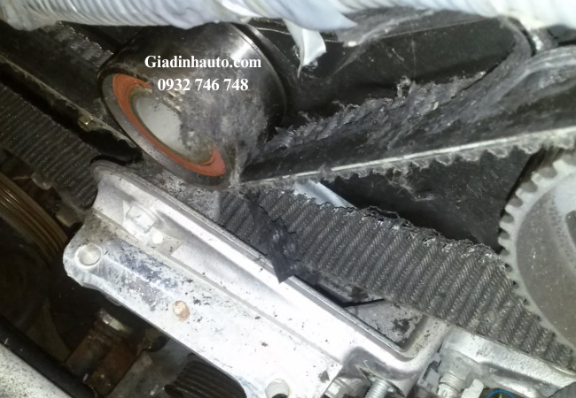 Khi dây cam quá cũ hoặc bị mài mòn, sợi dây có thể yếu đi và đứt bất ngờ khi xe đang vận hành Khi dây cam quá cũ hoặc bị mài mòn, sợi dây có thể yếu đi và đứt bất ngờ khi xe đang vận hành