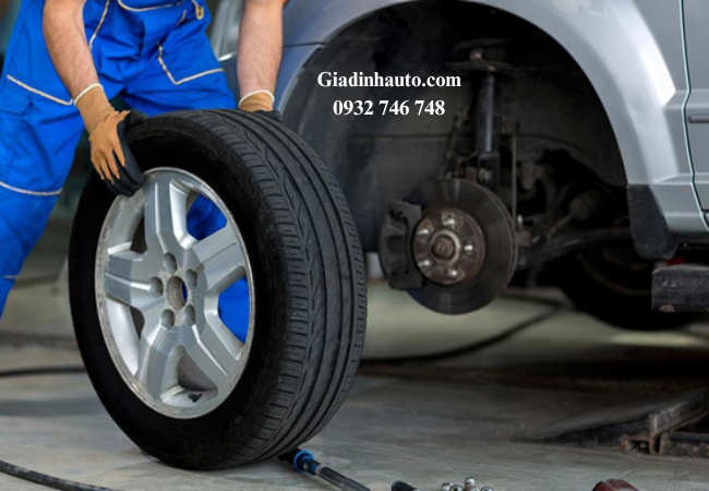 Việc kiểm tra định kỳ giúp phát hiện sớm các vấn đề về áp suất, độ mòn hoặc dị vật bám vào lốp. Việc kiểm tra định kỳ giúp phát hiện sớm các vấn đề về áp suất, độ mòn hoặc dị vật bám vào lốp.