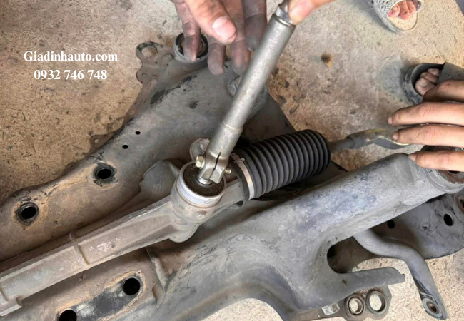 Thước lái ô tô hỏng khiến tay lái không tự trả về vị trí trung tâm sau khi rẽ – hoặc trả chậm, không mượt mà Thước lái ô tô hỏng khiến tay lái không tự trả về vị trí trung tâm sau khi rẽ – hoặc trả chậm, không mượt mà