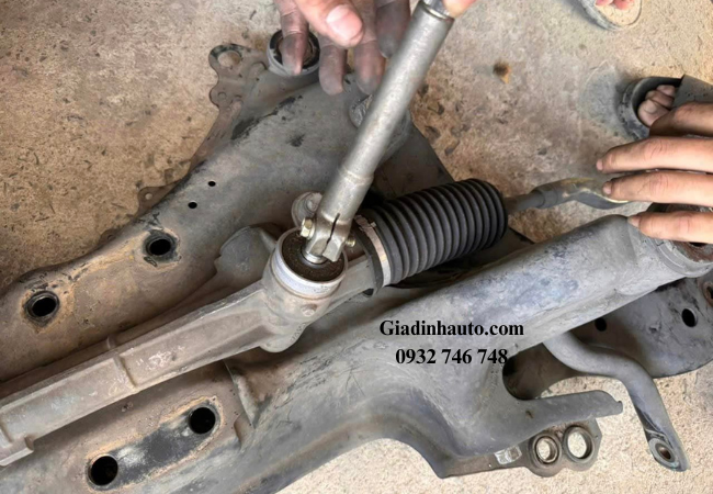 Kiểm tra thước lái định kì giúp các bác sớm phát hiện hỏng hóc, bảo vệ hệ thống lái luôn hoạt động ổn định Kiểm tra thước lái định kì giúp các bác sớm phát hiện hỏng hóc, bảo vệ hệ thống lái luôn hoạt động ổn định