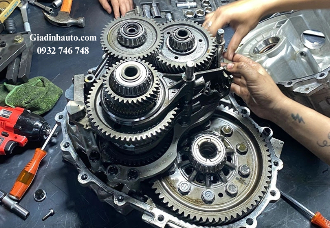 Dầu hộp số bôi trơn các chi tiết cơ khí bên trong hộp số, giảm ma sát, tránh hao mòn và hư hỏng Dầu hộp số bôi trơn các chi tiết cơ khí bên trong hộp số, giảm ma sát, tránh hao mòn và hư hỏng