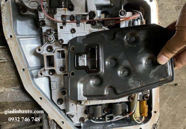 Bộ lọc dầu có nhiệm vụ lọc sạch các tạp chất và bụi bẩn trong dầu hộp số Bộ lọc dầu có nhiệm vụ lọc sạch các tạp chất và bụi bẩn trong dầu hộp số