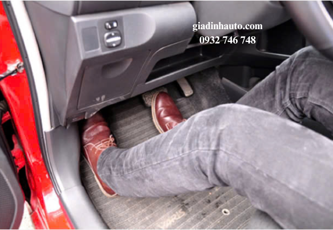 Với xe số sàn: Chân phải đạp phanh, ga. Chân trái đạp côn Với xe số sàn: Chân phải đạp phanh, ga. Chân trái đạp côn