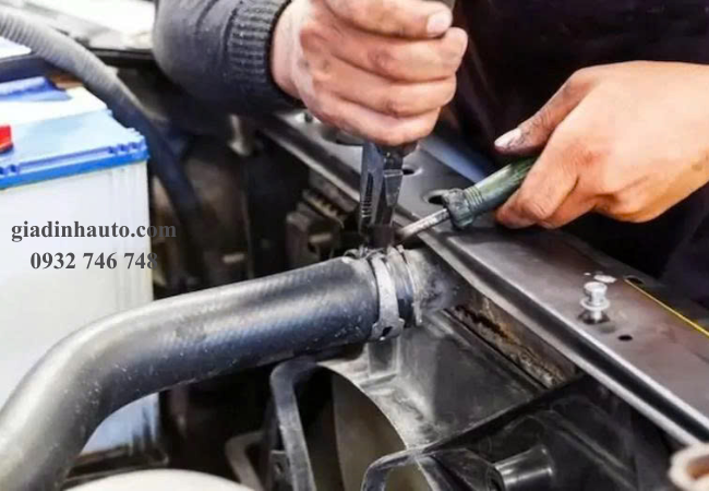 thay ống dẫn nước làm mát khi phát hiện rò rỉ thay ống dẫn nước làm mát khi phát hiện rò rỉ