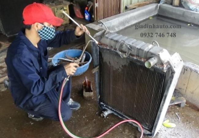 Định kỳ nên vệ sinh két nước ô tô để tăng tuổi thọ Định kỳ nên vệ sinh két nước ô tô để tăng tuổi thọ