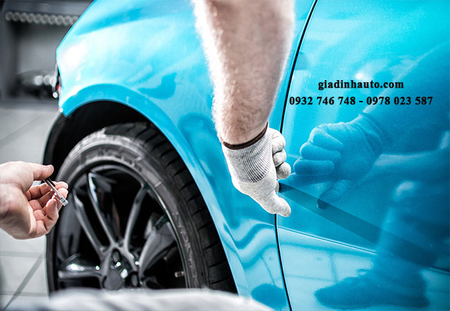 kiểm tra xem màu sắc xe sau khi sơn dặm đã đều màu chưa kiểm tra xem màu sắc xe sau khi sơn dặm đã đều màu chưa