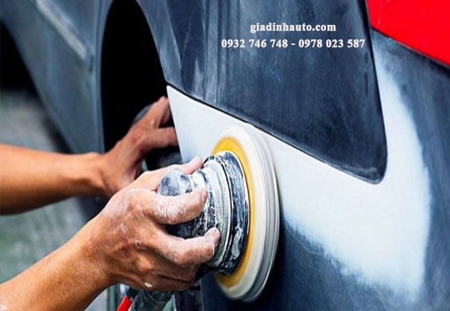 mài nhẹ các vết nứt trước khi sơn dặm lại cho xe tô mài nhẹ các vết nứt trước khi sơn dặm lại cho xe tô