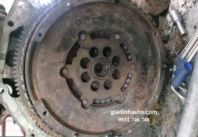bị mòn hoặc biến dạng của bánh đà khiến bánh bị rung lắc hoặc kêu bị mòn hoặc biến dạng của bánh đà khiến bánh bị rung lắc hoặc kêu