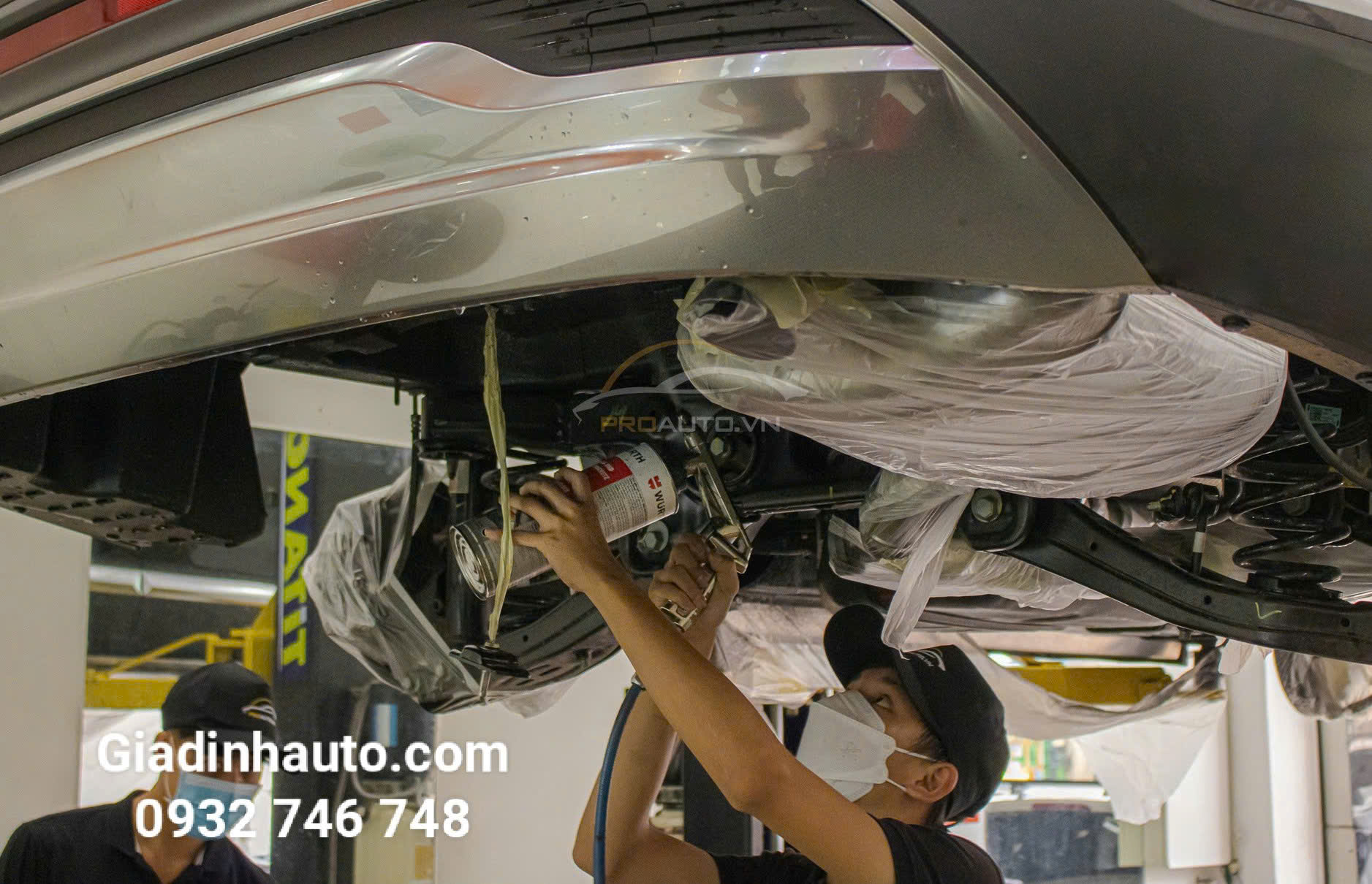 tiến hành phủ gầm cẩn thận sau khi đã loại bỏ và làm sạch gầm tiến hành phủ gầm cẩn thận sau khi đã loại bỏ và làm sạch gầm