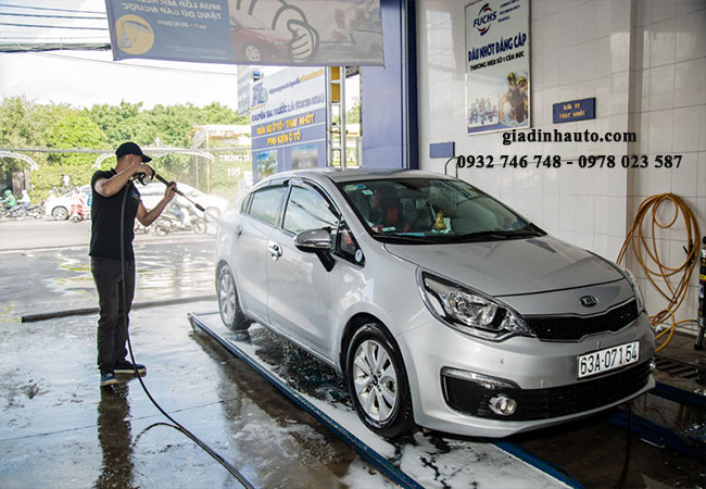 rửa xe thật kỹ chuẩn bị cho sơn dặm ô tô rửa xe thật kỹ chuẩn bị cho sơn dặm ô tô