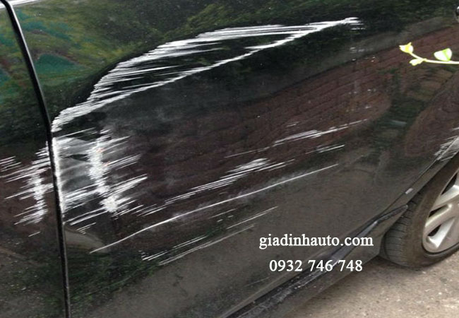 khắc phục những vết trầy xước trên cánh cửa bằng việc sơn lại khắc phục những vết trầy xước trên cánh cửa bằng việc sơn lại