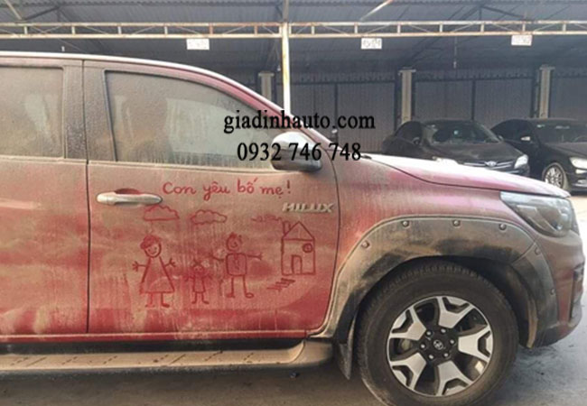 bụi bẩn bám nhiều lên xe cũng sẽ khiến cho lớp sơn trên xe mất đi vẻ đẹp bụi bẩn bám nhiều lên xe cũng sẽ khiến cho lớp sơn trên xe mất đi vẻ đẹp