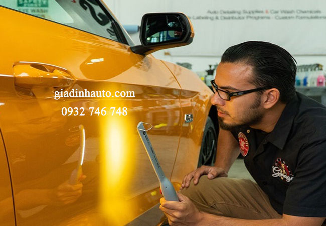 sử dụng ánh sáng để kiểm tra lại độ bóng của xe sử dụng ánh sáng để kiểm tra lại độ bóng của xe