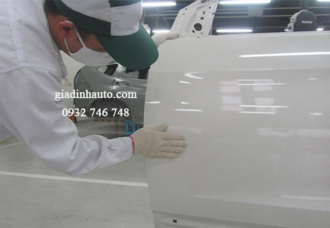 kiểm ra kỹ lưỡng bề mặt sơn xe ô tô kiểm ra kỹ lưỡng bề mặt sơn xe ô tô