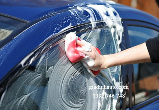 làm sạch xe để loại bỏ các vết bẩn trên xe làm sạch xe để loại bỏ các vết bẩn trên xe