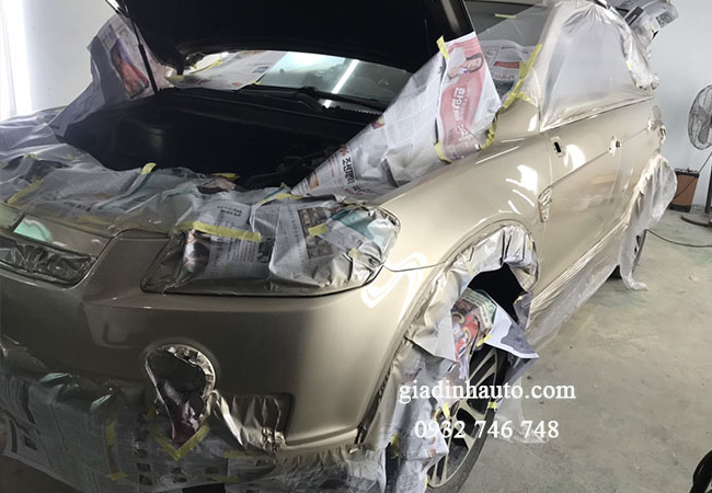 dùng giấy báo hoặc băng keo để che phủ những phần không sơn dùng giấy báo hoặc băng keo để che phủ những phần không sơn