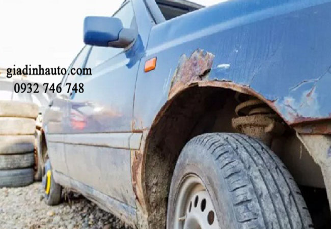 sử dụng chất tảy rỉ sét để loại bỏ vùng bị rỉ sét trên xe ô tô sử dụng chất tảy rỉ sét để loại bỏ vùng bị rỉ sét trên xe ô tô