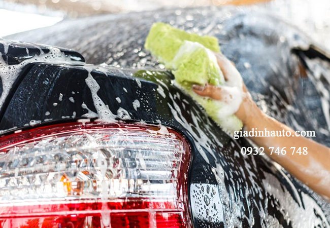 rửa xe để loại bỏ những vết dầu mỡ, bụi bẩn trên xe trước khi sơn dặm rửa xe để loại bỏ những vết dầu mỡ, bụi bẩn trên xe trước khi sơn dặm