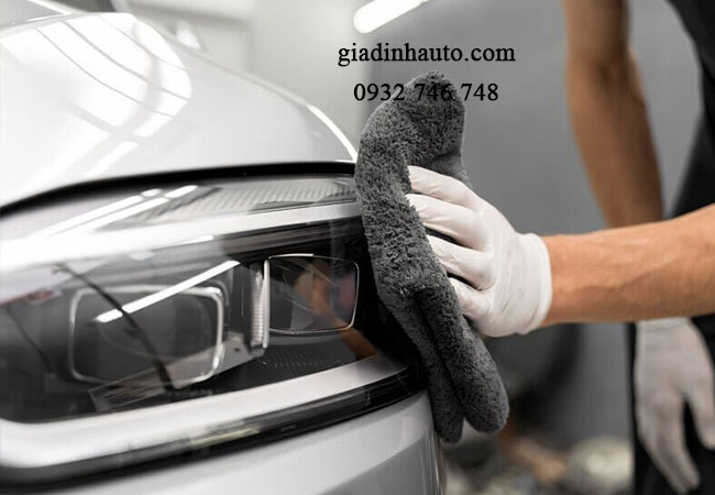 Làm sạch xung quanh bề mặt vết xước ô tô Làm sạch xung quanh bề mặt vết xước ô tô