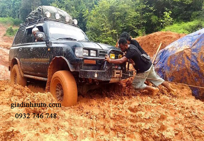 tránh để bùn đát hay sình và chất bẩn bám lâu trên xe tránh để bùn đát hay sình và chất bẩn bám lâu trên xe
