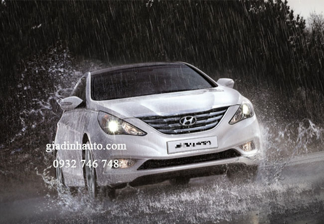 mưa có thế làm cho lớp sơn trên xe o tô nhanh xuống cấp mưa có thế làm cho lớp sơn trên xe o tô nhanh xuống cấp