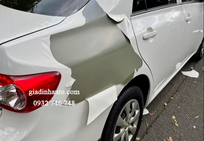 việc bong tróc lớp sơn trên xe sẽ khiến xe mất thẩm mỹ và mất giá trị việc bong tróc lớp sơn trên xe sẽ khiến xe mất thẩm mỹ và mất giá trị