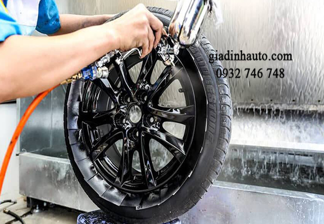 vệ sinh lớp sơn trên bánh xe ô tô cho sạch sẽ vệ sinh lớp sơn trên bánh xe ô tô cho sạch sẽ