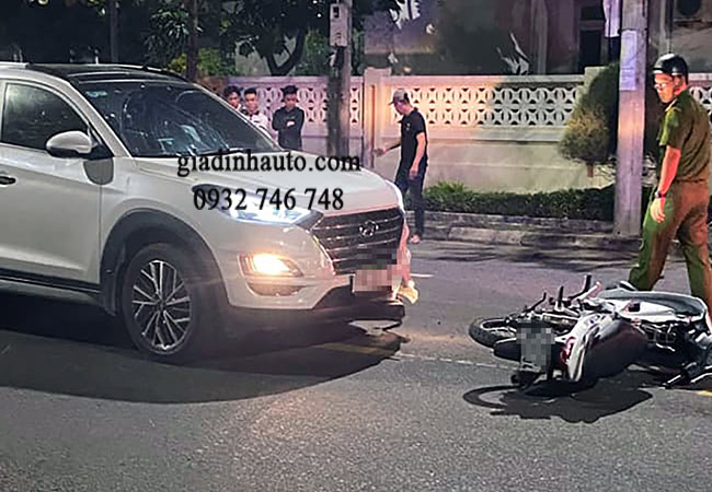 những va chạm giao thông khiến cho xe ô tô bị trày xước  những va chạm giao thông khiến cho xe ô tô bị trày xước