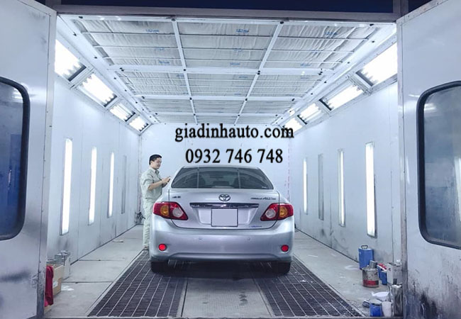 quá trình sơn xe ô tô được thực hiện bởi quy trình chuyên nghiệp và phức tạp hơn quá trình sơn xe ô tô được thực hiện bởi quy trình chuyên nghiệp và phức tạp hơn