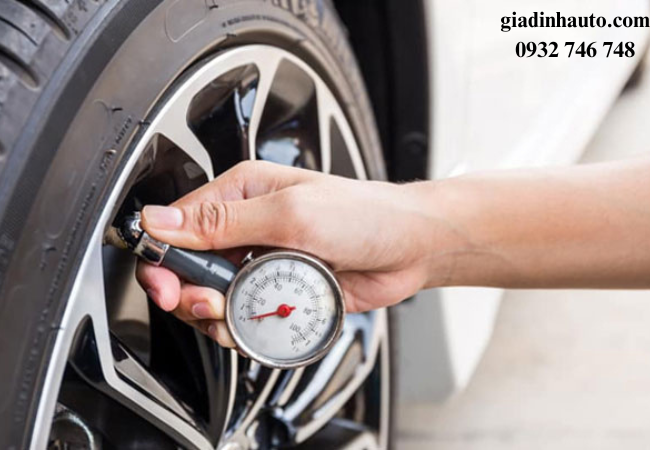 kiểm tra áp suất lốp bằng đồng hồ đo và điều chỉnh sao cho phù hợp với chỉ dẫn của nhà sản xuất kiểm tra áp suất lốp bằng đồng hồ đo và điều chỉnh sao cho phù hợp với chỉ dẫn của nhà sản xuất
