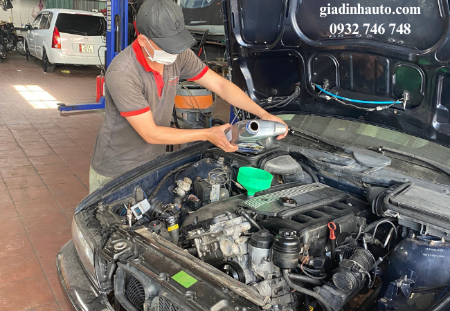 Nếu nước làm mát không đầy đủ động cơ có thể bị quá nhiệt, gây tổn hại các bộ phận bên trong. Nếu nước làm mát không đầy đủ động cơ có thể bị quá nhiệt, gây tổn hại các bộ phận bên trong.