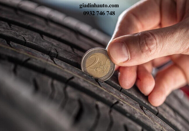Kiểm tra độ mòn của lốp xe bằng cách sử dụng đồng xu để vào khe rãnh của lốp Kiểm tra độ mòn của lốp xe bằng cách sử dụng đồng xu để vào khe rãnh của lốp