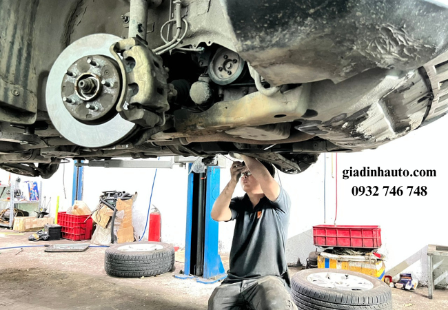 Xem xét độ mòn của má phanh và thay mới nếu cần thiết. Xem xét độ mòn của má phanh và thay mới nếu cần thiết.